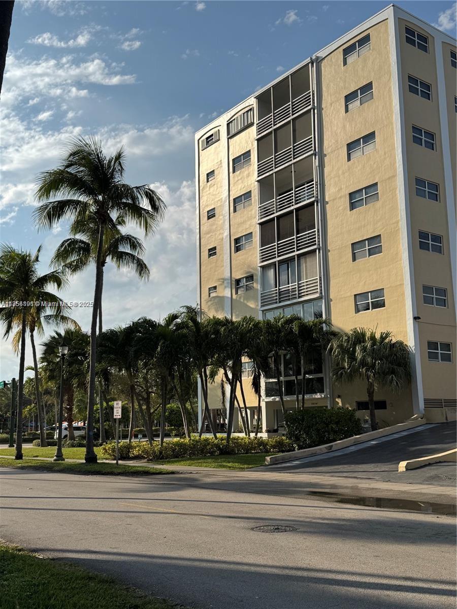 CRANDON TOWER CONDO - Residential Lease
