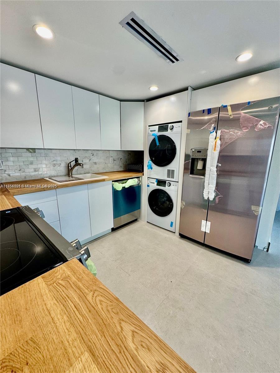 CRANDON TOWER CONDO - Residential Lease