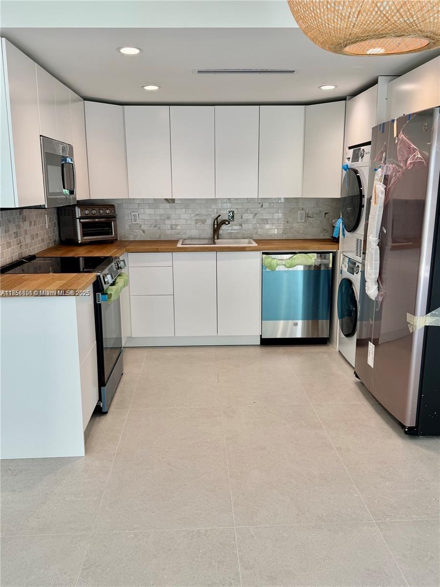 CRANDON TOWER CONDO - Residential Lease