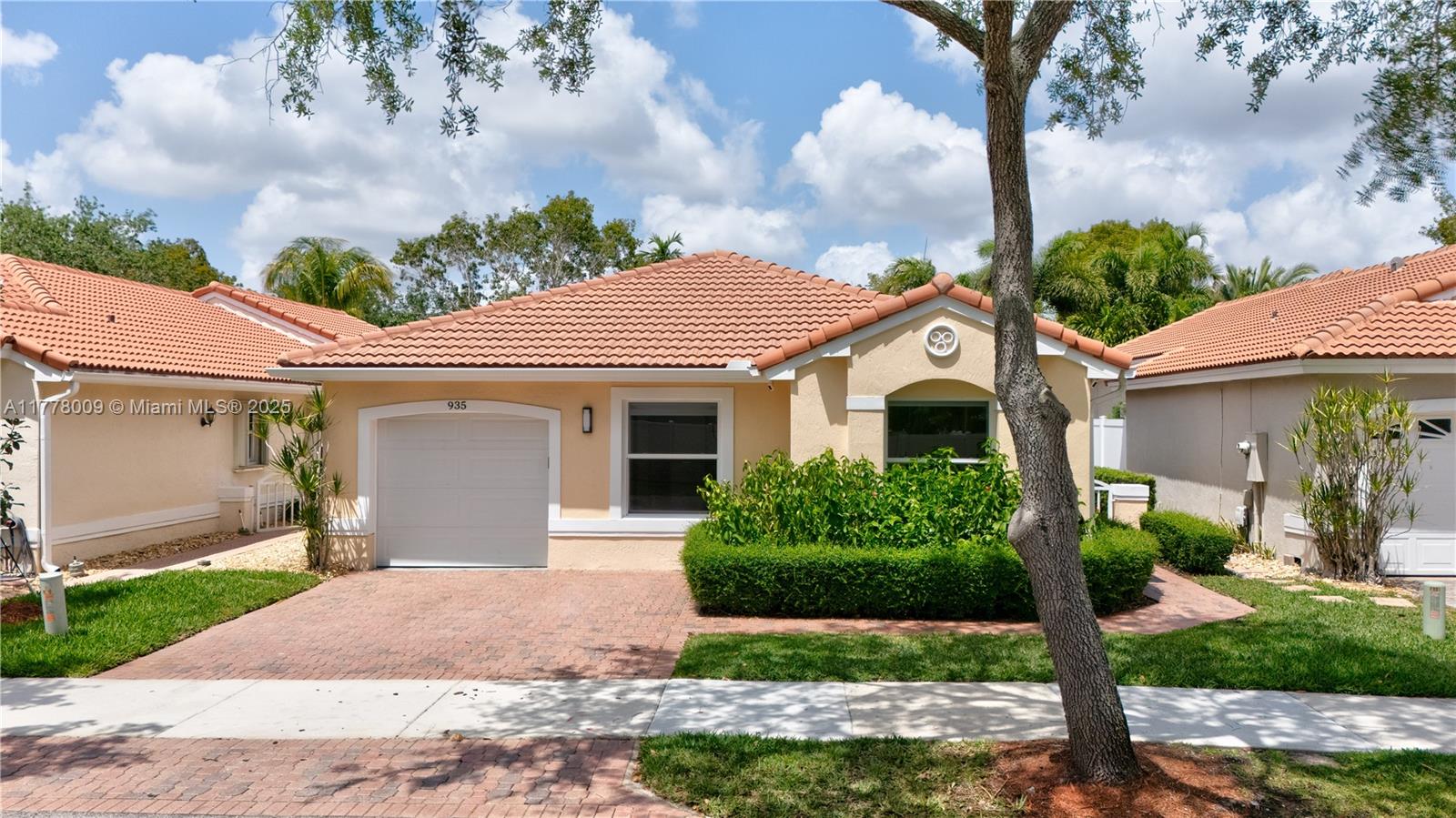 935 Jade Ct