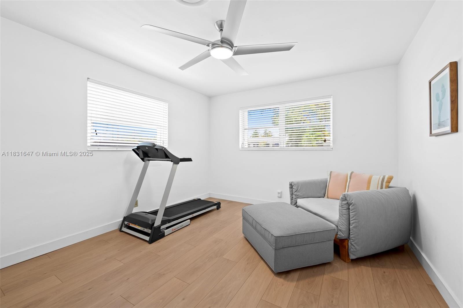 HOLLYWOOD HILLS - Residential