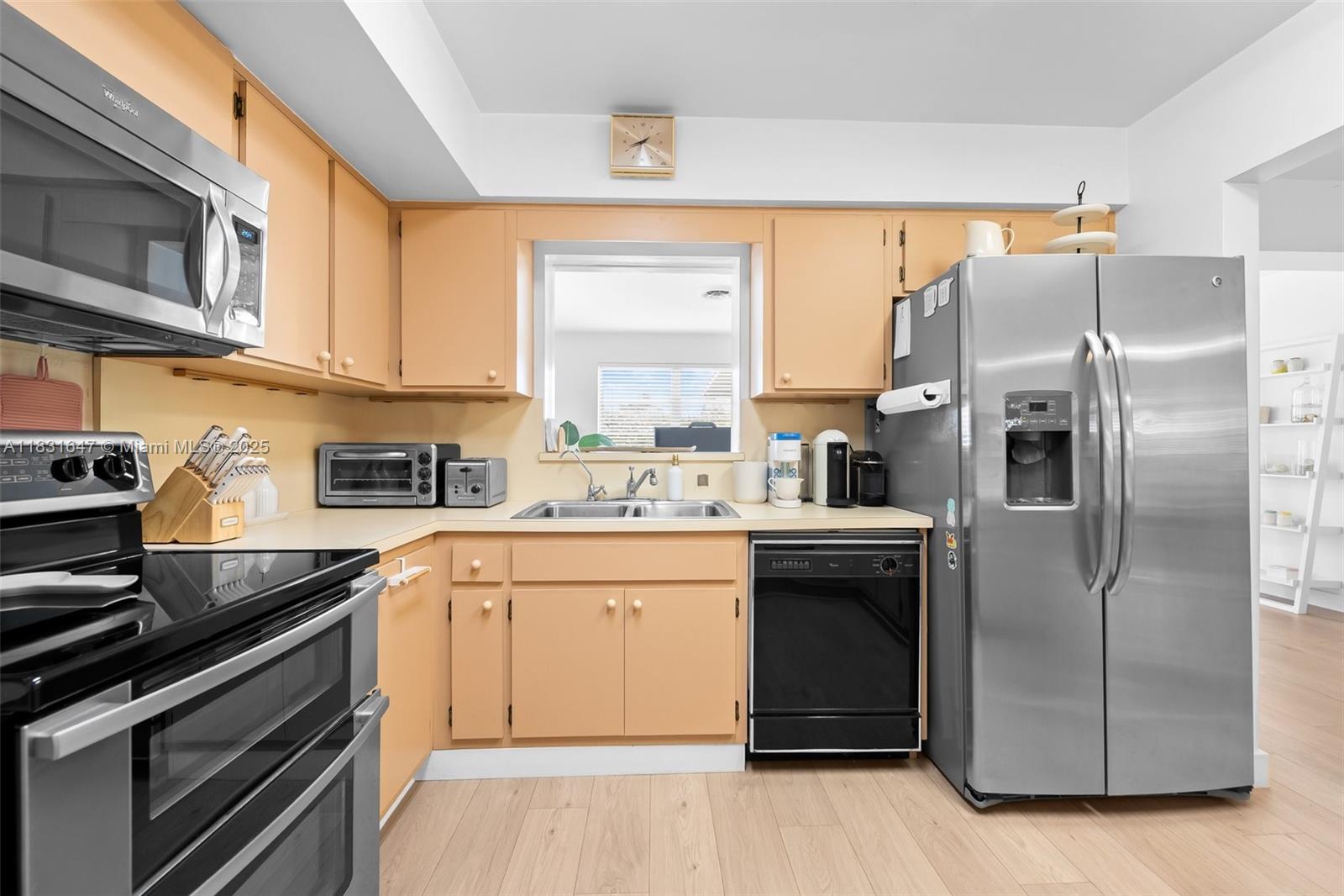 HOLLYWOOD HILLS - Residential