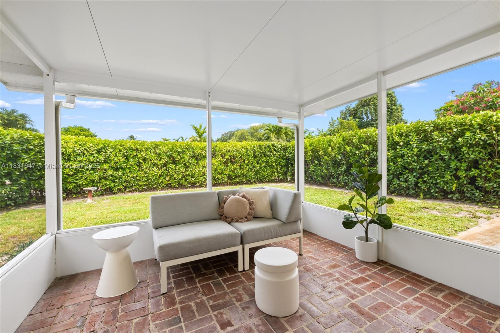 HOLLYWOOD HILLS - Residential