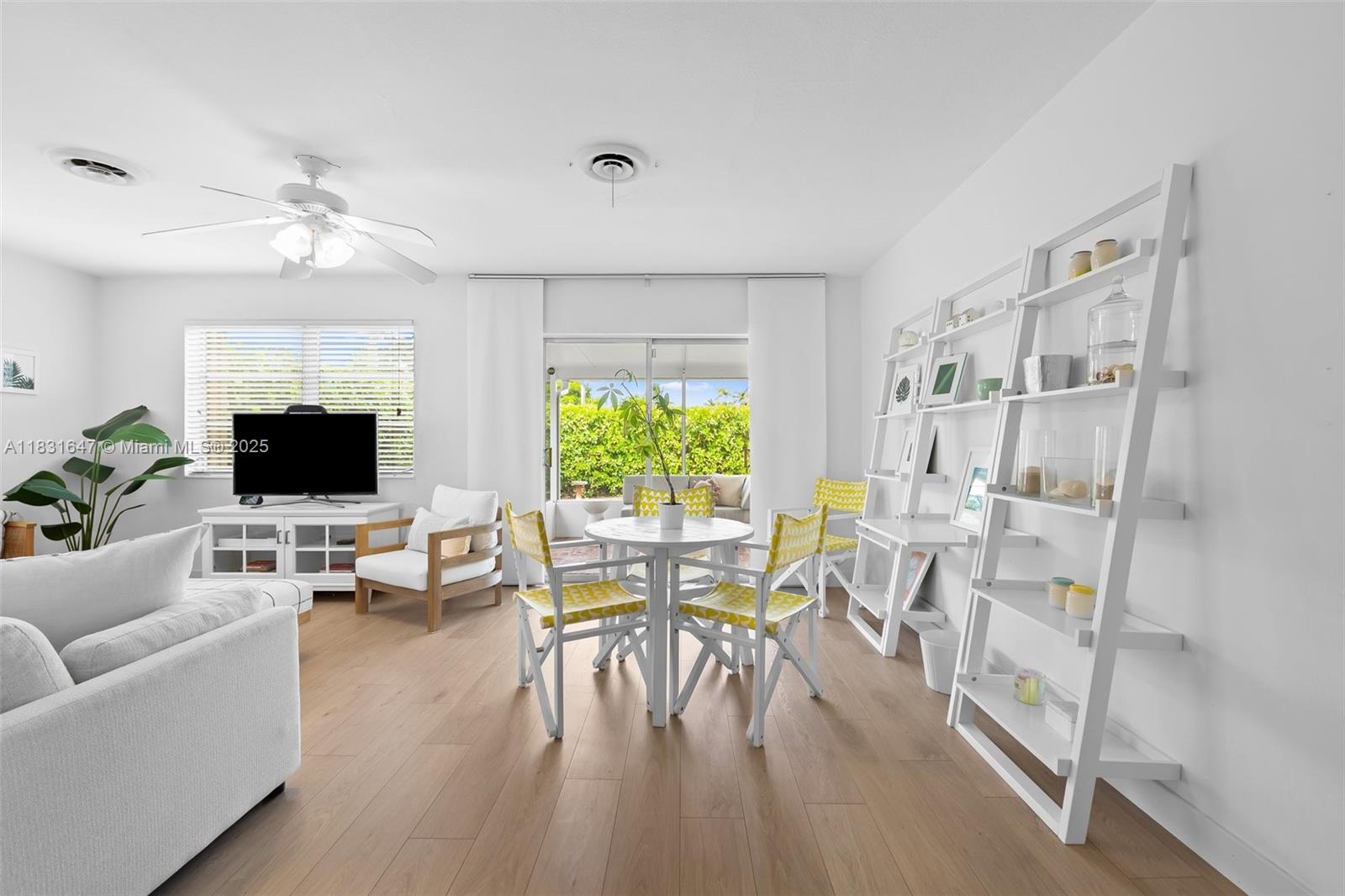 HOLLYWOOD HILLS - Residential