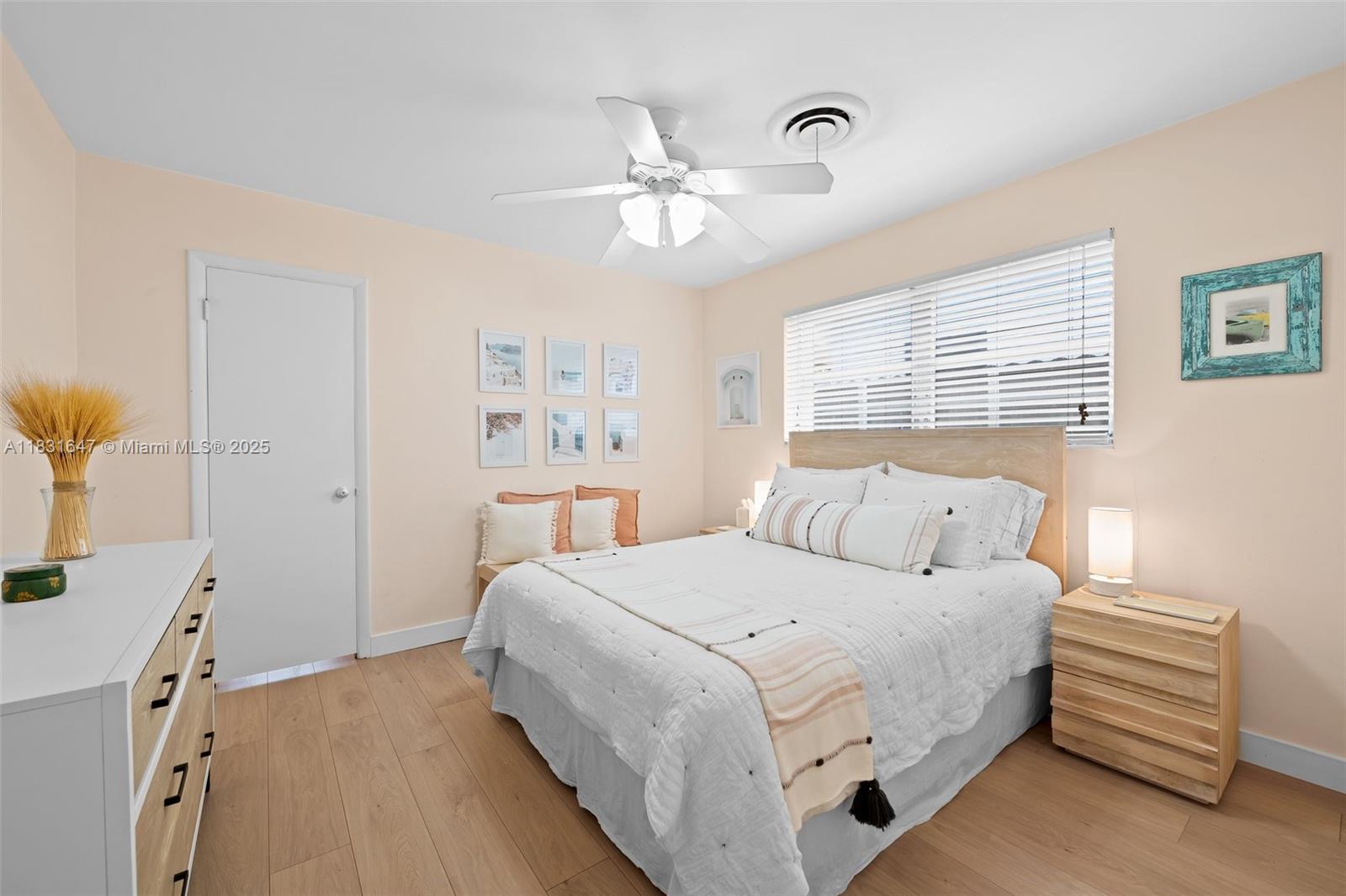 HOLLYWOOD HILLS - Residential