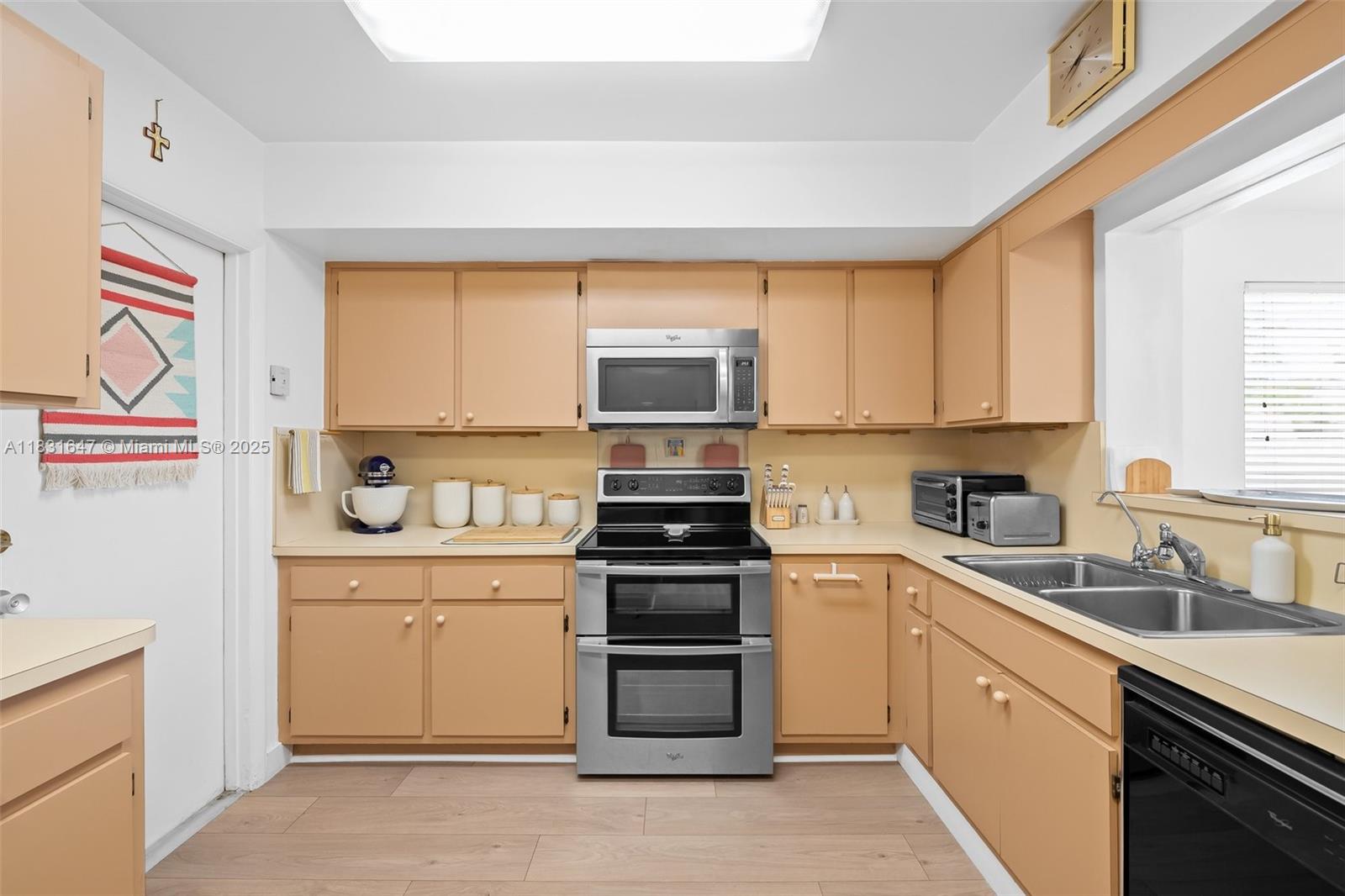 HOLLYWOOD HILLS - Residential