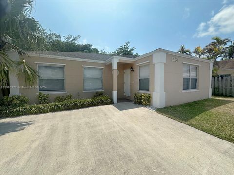 Single Family Residence in Cutler Bay FL 22137 97th Ct.jpg