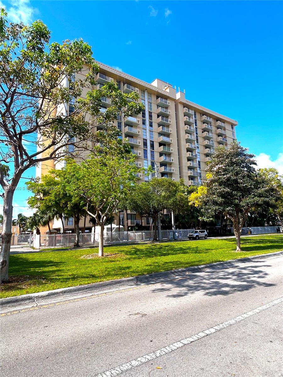 Rental Property at 2350 Ne 135th St 1405, North Miami, Miami-Dade County, Florida - Bedrooms: 1 
Bathrooms: 1  - $1,975 MO.