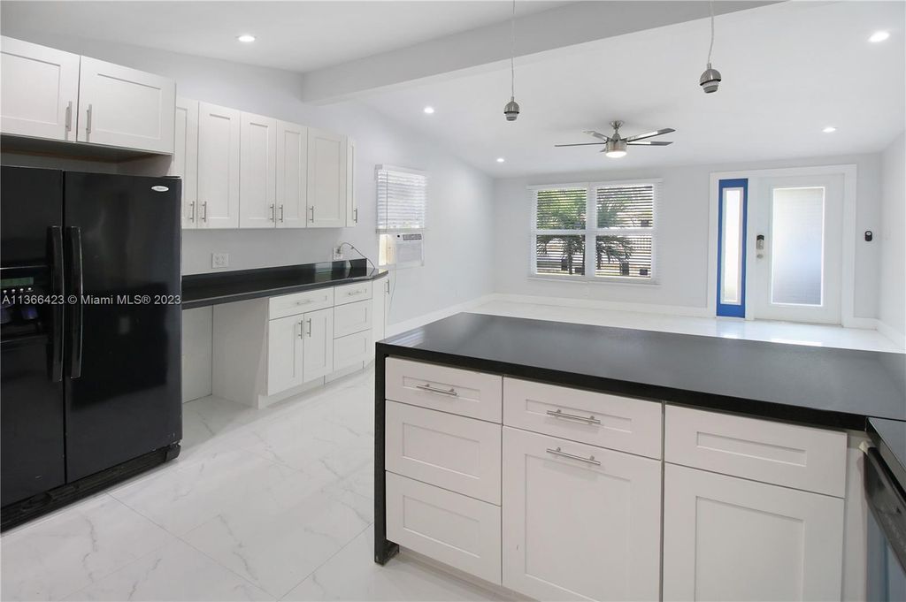 Photo of 238 SW 2nd Ave, Delray Beach, FL 33444 (MLS # A11366423)