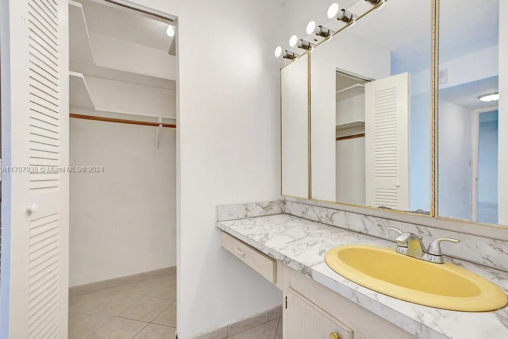 Miami Beach, Florida 33141, United States, 1 Bedroom Bedrooms, ,2 BathroomsBathrooms,Residential,Pending,27187