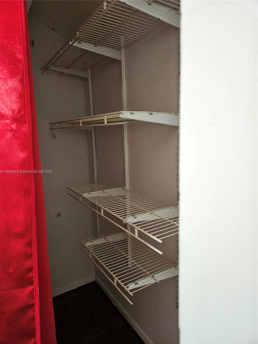 CIRCLE VILLAS (THE) CONDO - Residential Lease