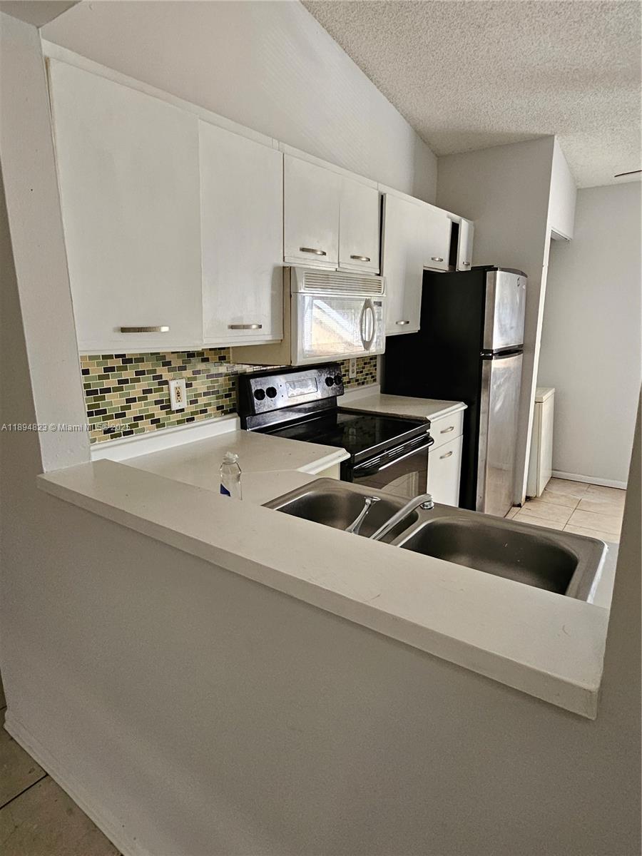 CIRCLE VILLAS (THE) CONDO - Residential Lease