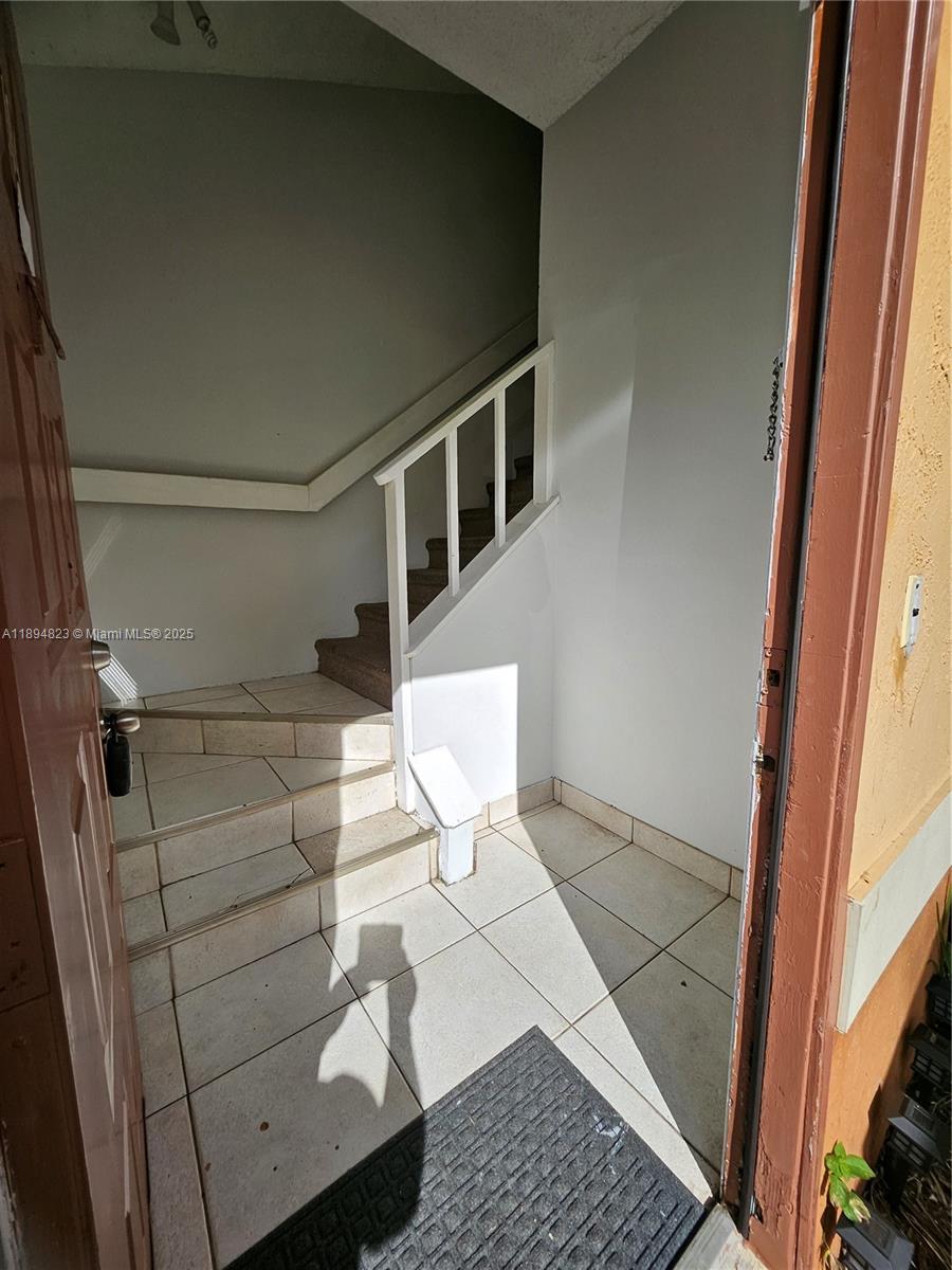 CIRCLE VILLAS (THE) CONDO - Residential Lease