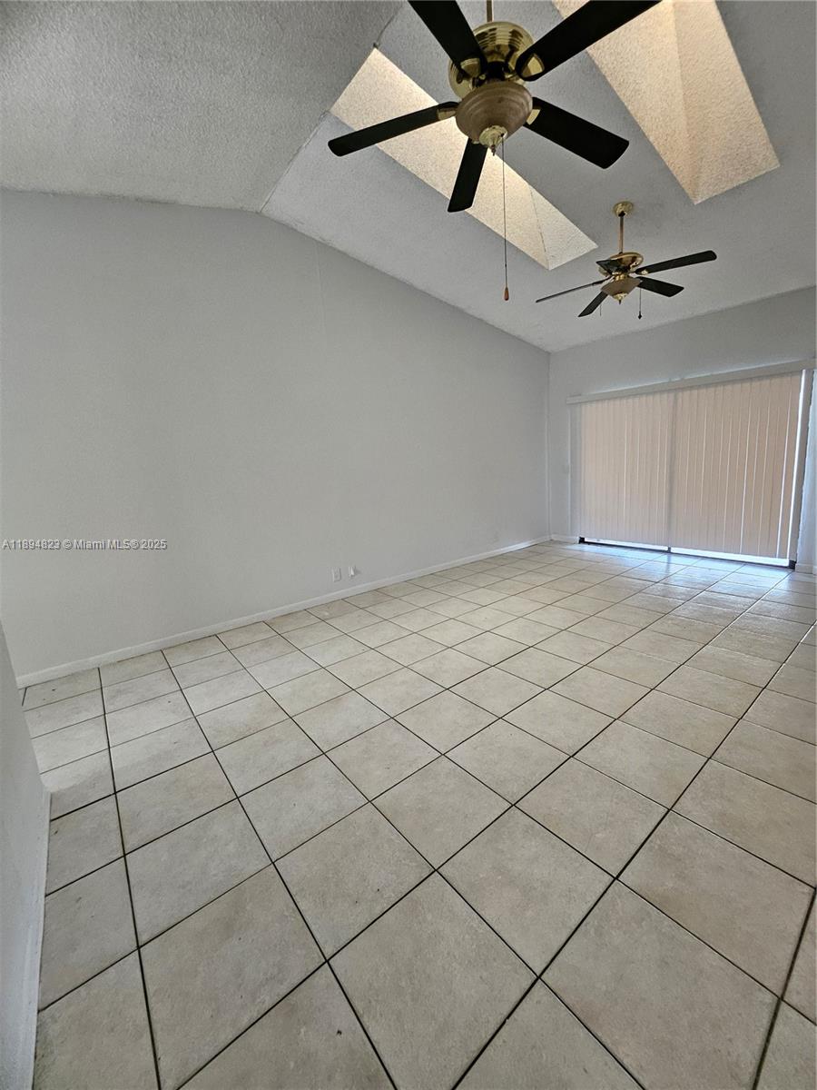CIRCLE VILLAS (THE) CONDO - Residential Lease