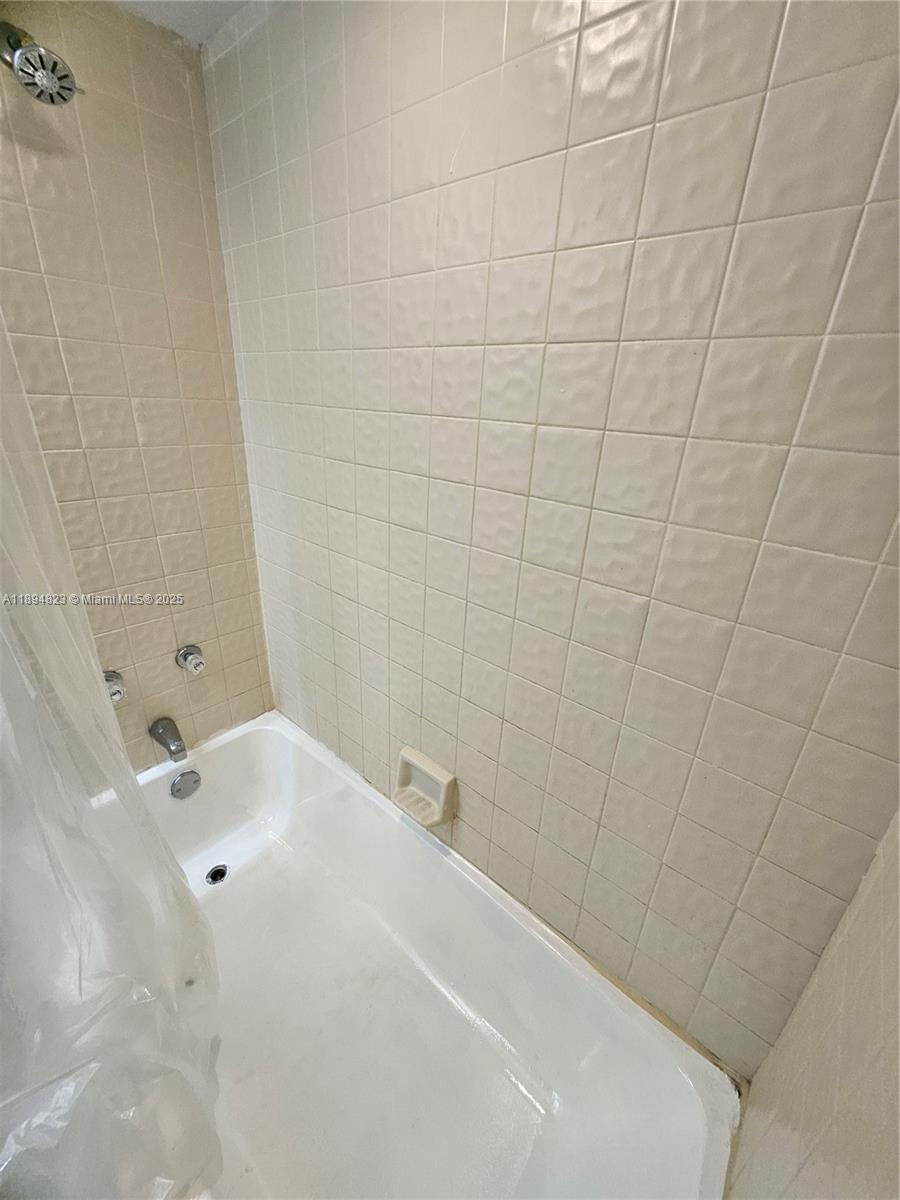 CIRCLE VILLAS (THE) CONDO - Residential Lease