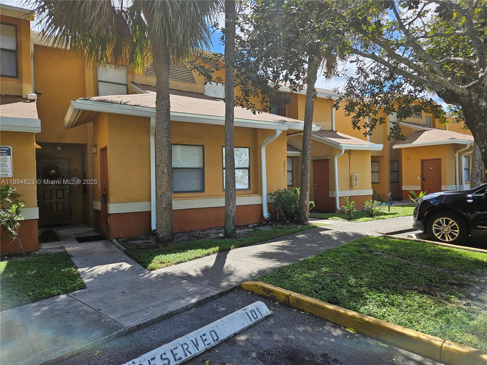 CIRCLE VILLAS (THE) CONDO - Residential Lease