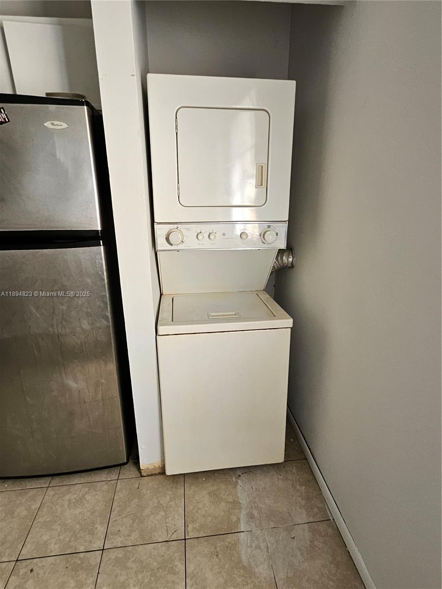 CIRCLE VILLAS (THE) CONDO - Residential Lease