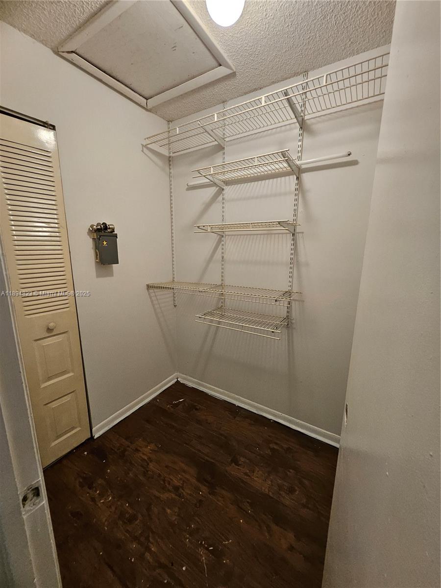 CIRCLE VILLAS (THE) CONDO - Residential Lease