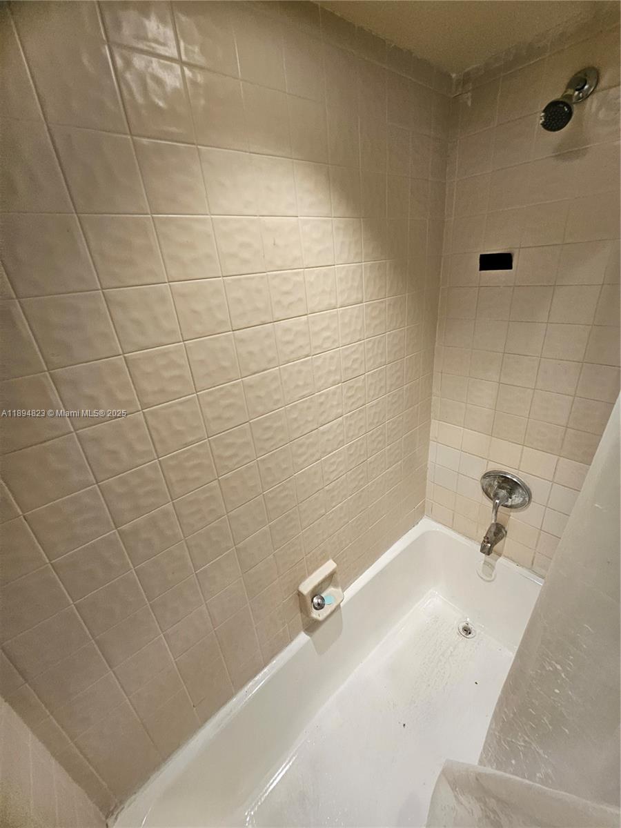 CIRCLE VILLAS (THE) CONDO - Residential Lease