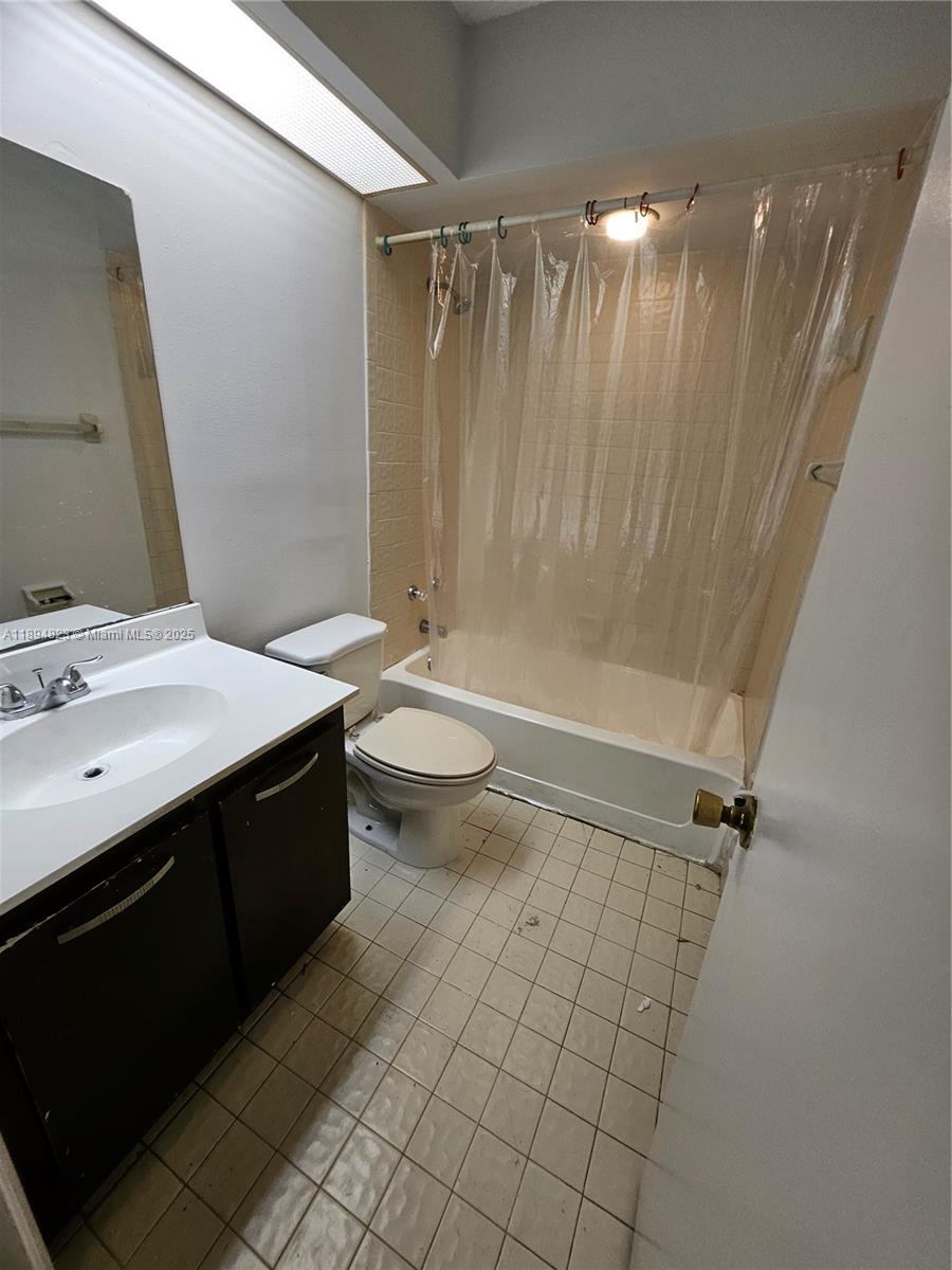 CIRCLE VILLAS (THE) CONDO - Residential Lease