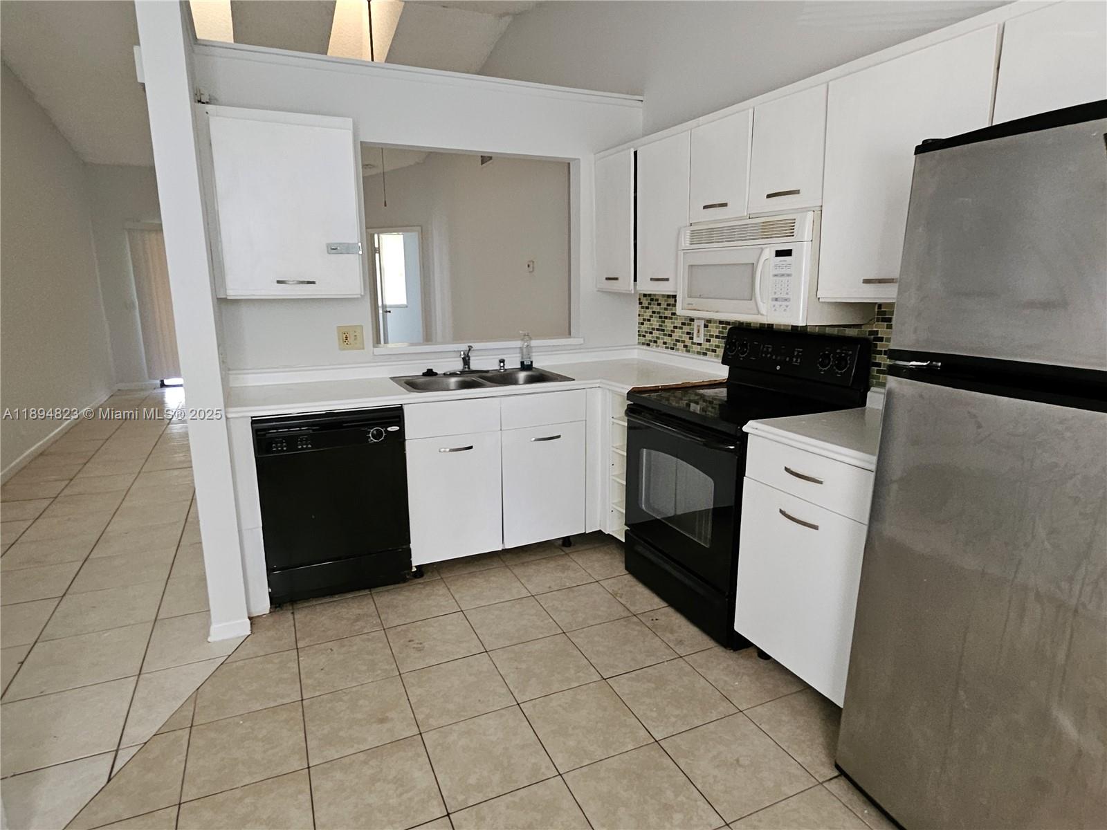 CIRCLE VILLAS (THE) CONDO - Residential Lease