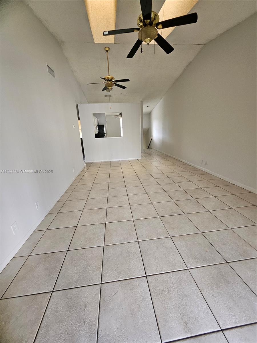 CIRCLE VILLAS (THE) CONDO - Residential Lease