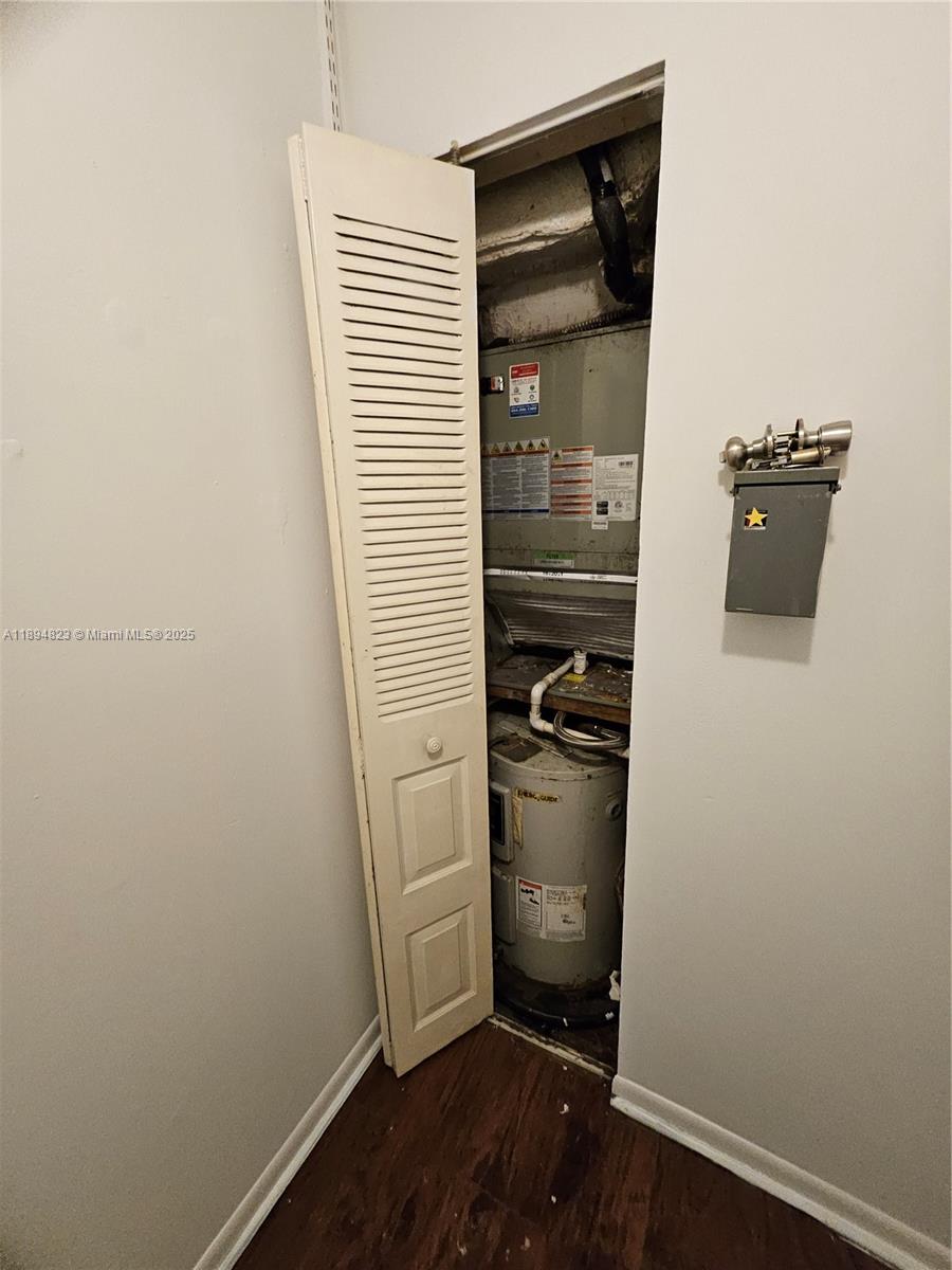 CIRCLE VILLAS (THE) CONDO - Residential Lease