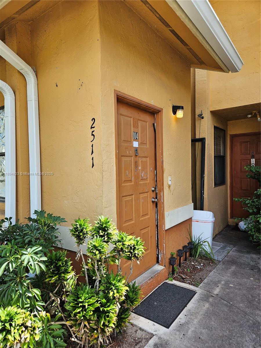 CIRCLE VILLAS (THE) CONDO - Residential Lease