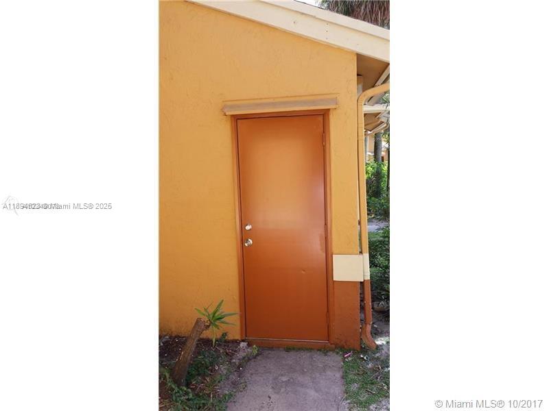 CIRCLE VILLAS (THE) CONDO - Residential Lease