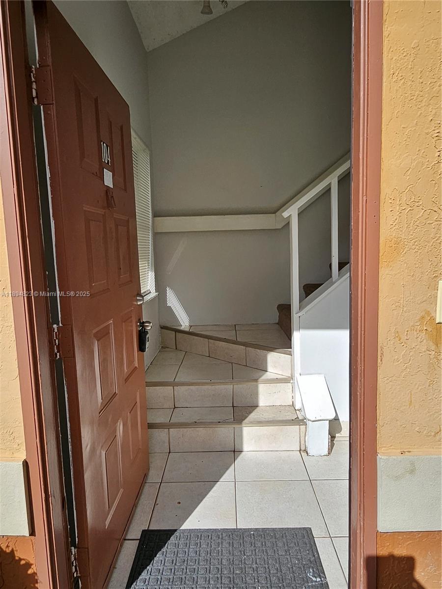 CIRCLE VILLAS (THE) CONDO - Residential Lease