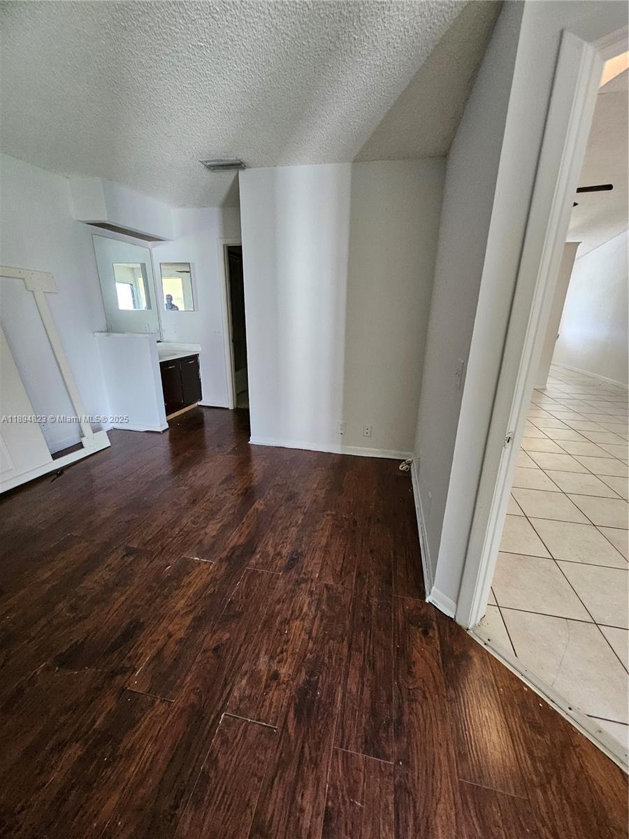 CIRCLE VILLAS (THE) CONDO - Residential Lease