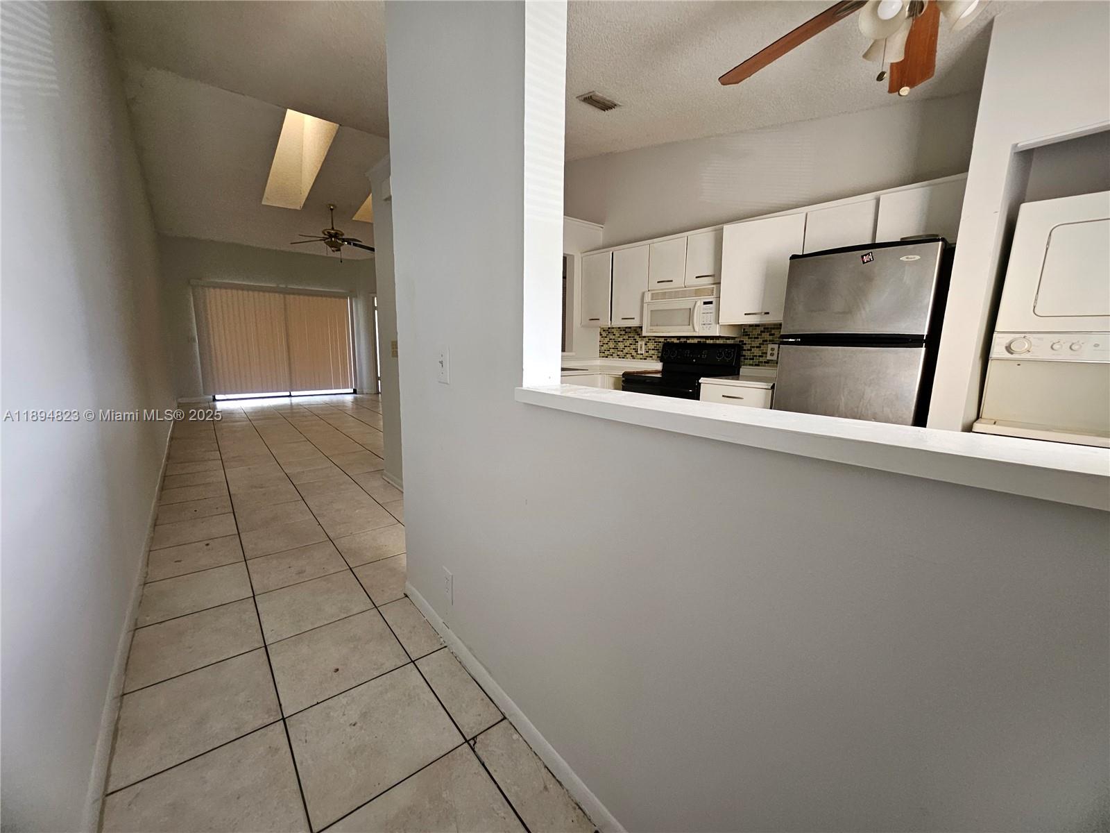 CIRCLE VILLAS (THE) CONDO - Residential Lease