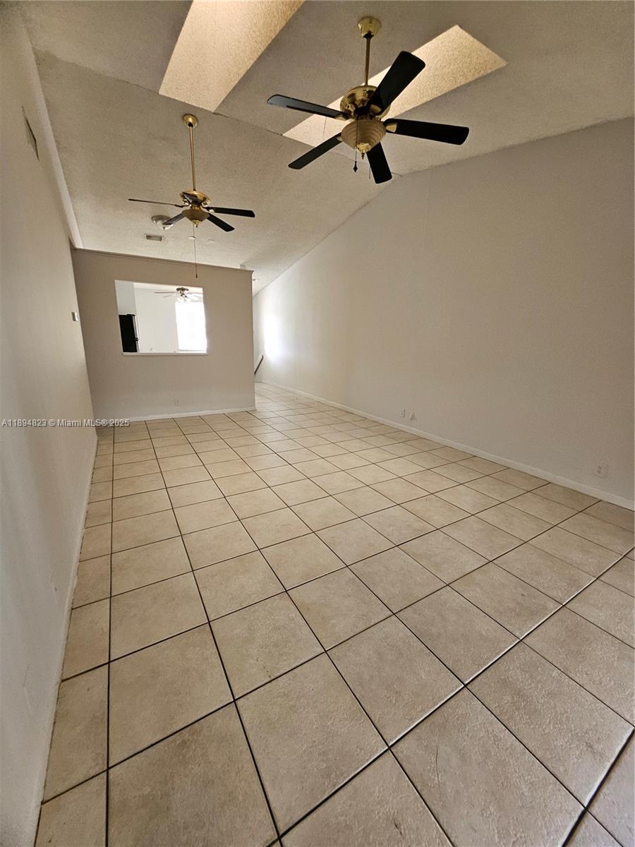 CIRCLE VILLAS (THE) CONDO - Residential Lease