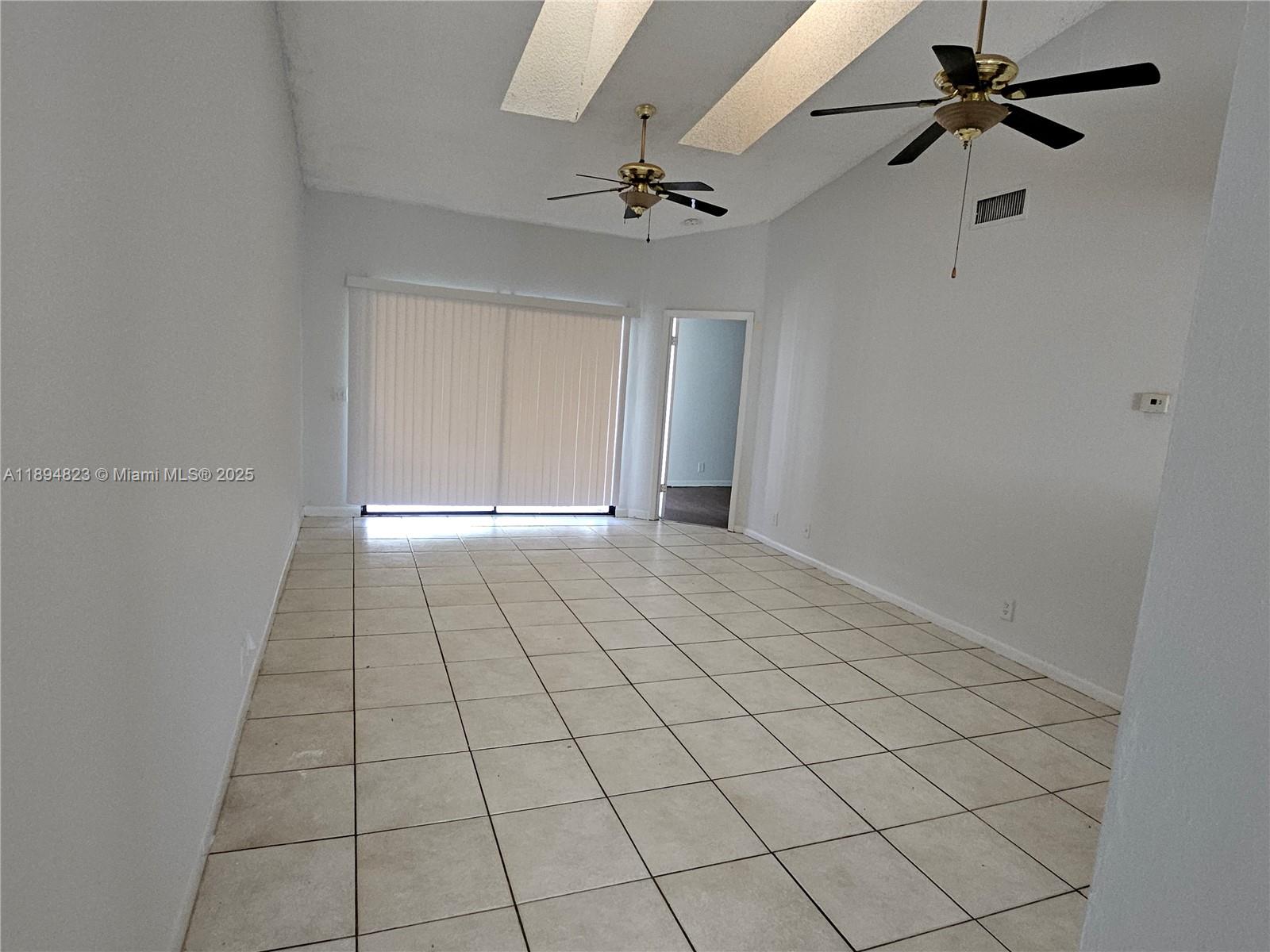 CIRCLE VILLAS (THE) CONDO - Residential Lease