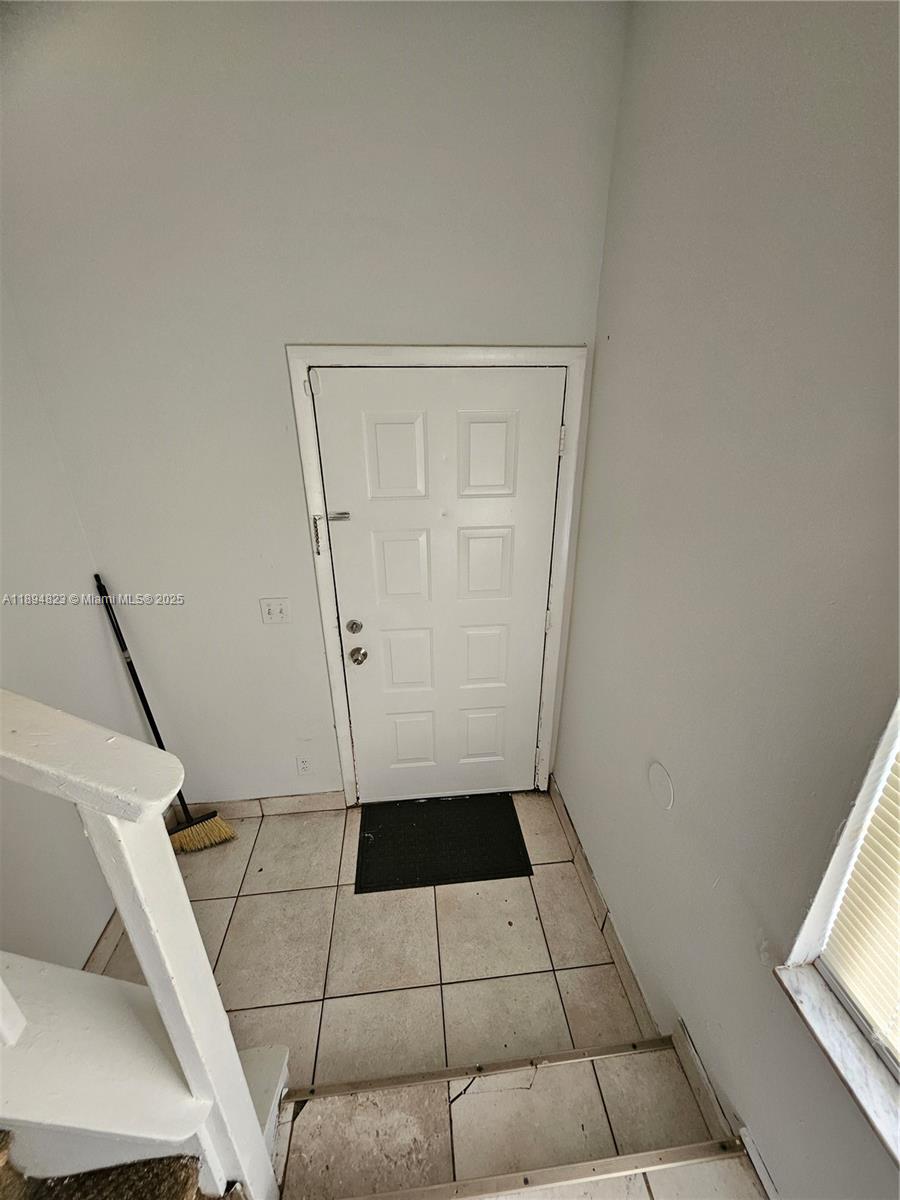 CIRCLE VILLAS (THE) CONDO - Residential Lease