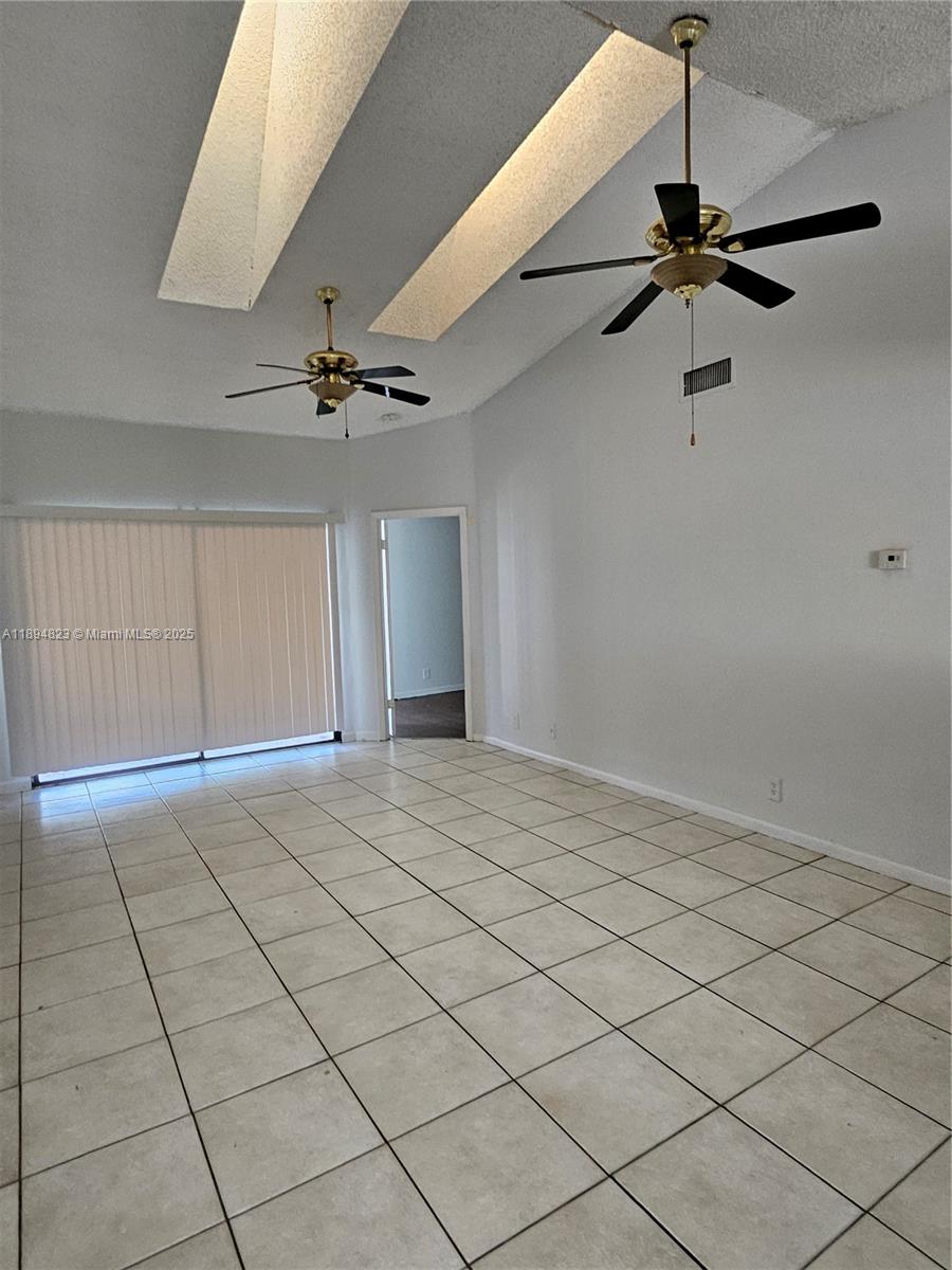 CIRCLE VILLAS (THE) CONDO - Residential Lease