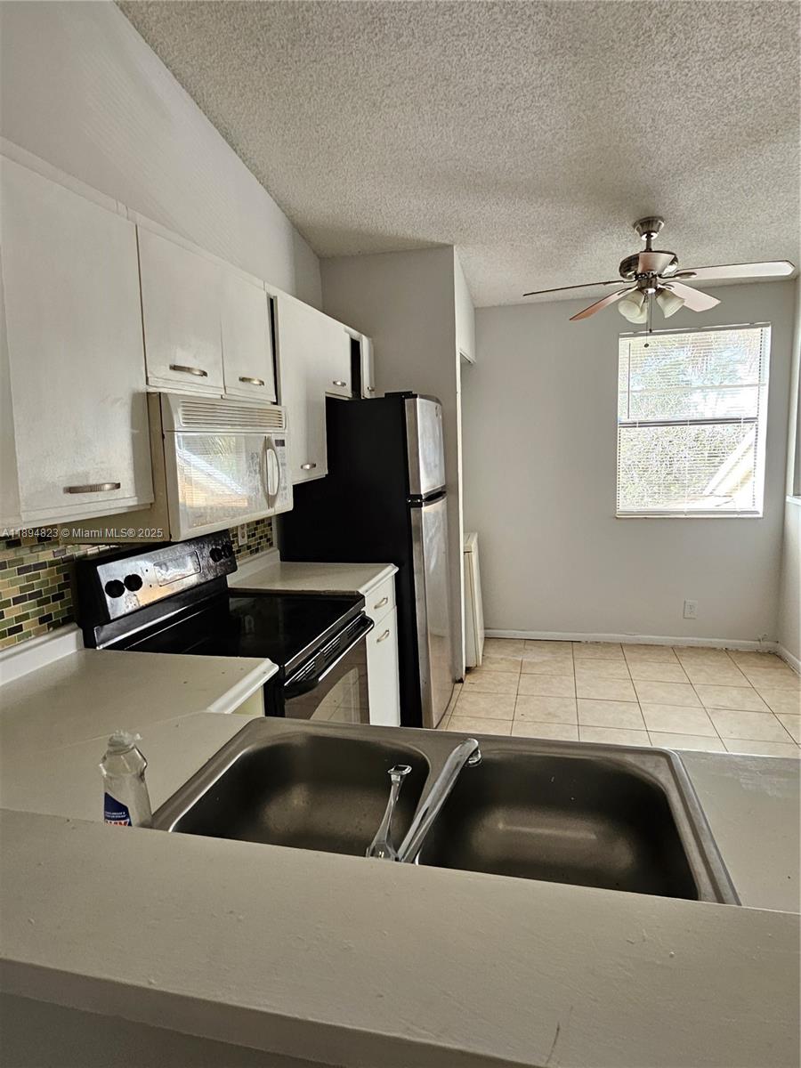 CIRCLE VILLAS (THE) CONDO - Residential Lease