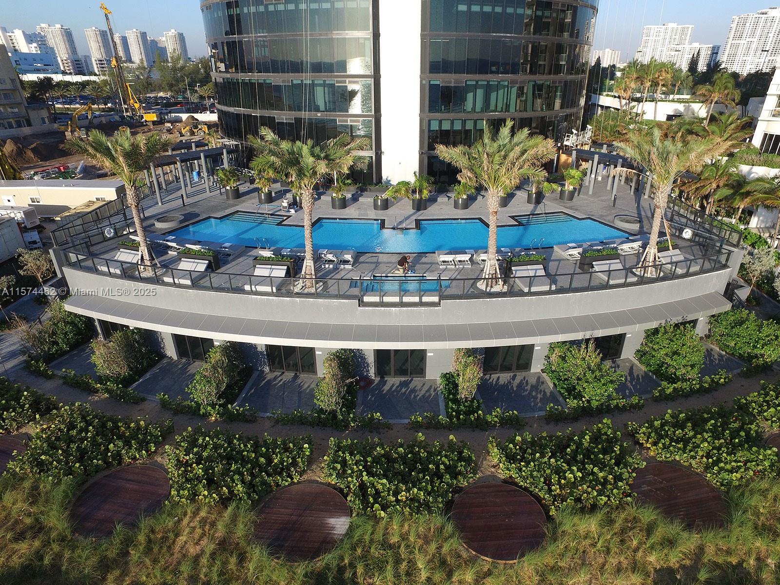 18555 COLLINS AVENUE COND - Residential