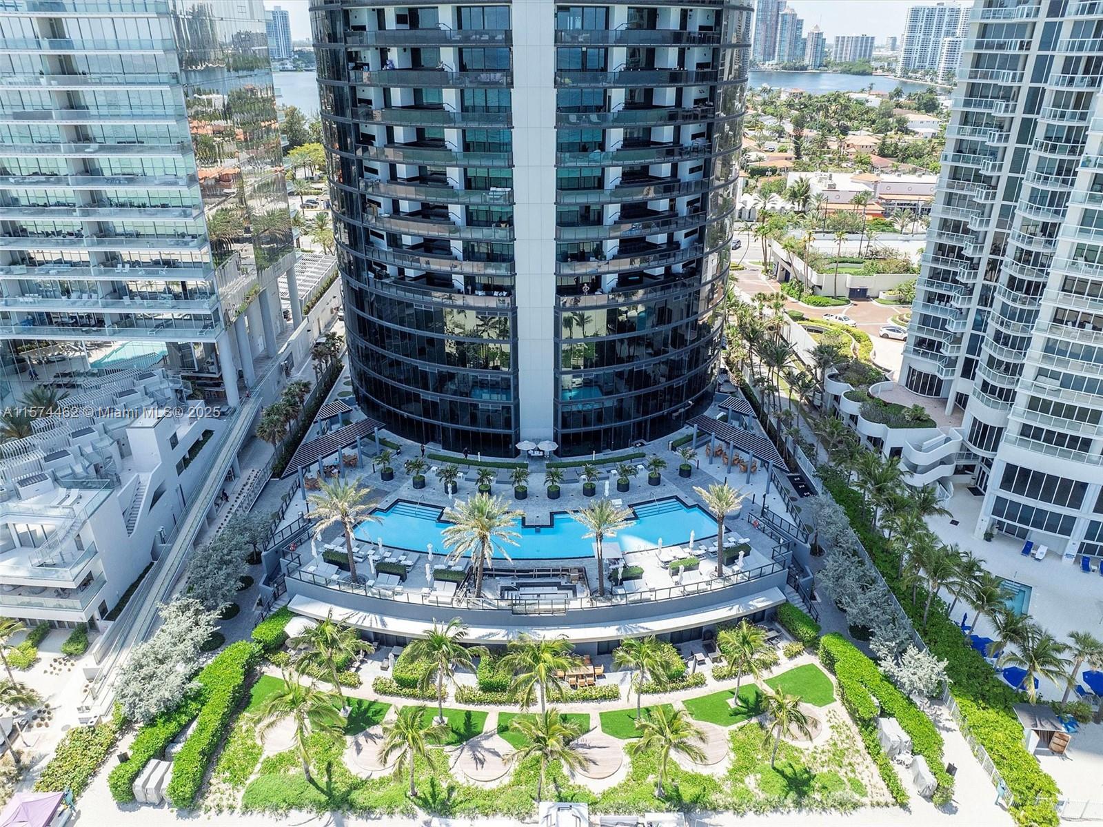 18555 COLLINS AVENUE COND - Residential