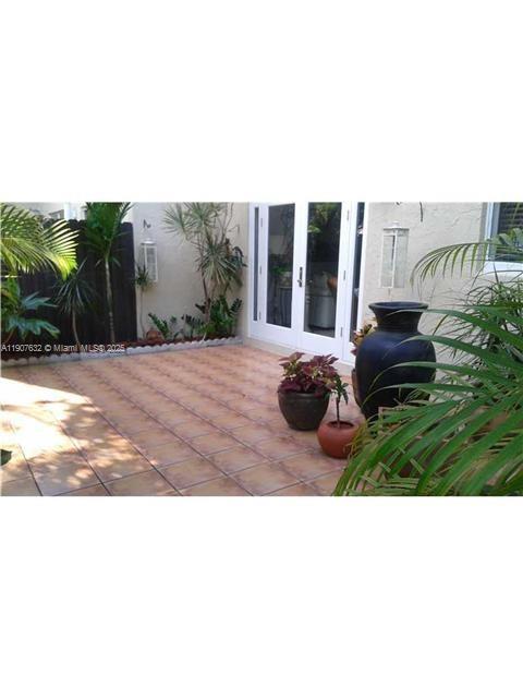 SNAPPER CREEK TOWNHOUSES - Residential Lease