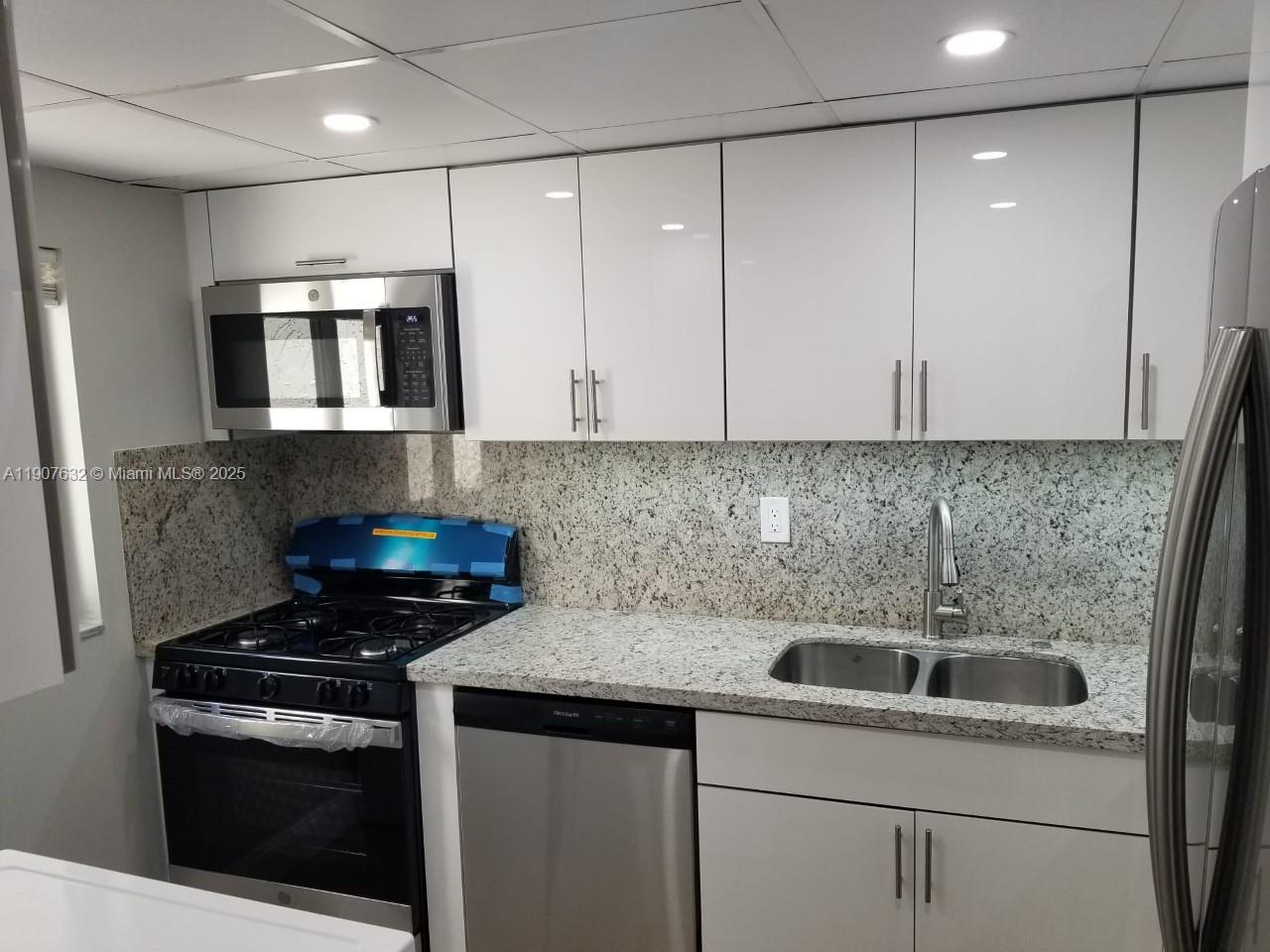 SNAPPER CREEK TOWNHOUSES - Residential Lease