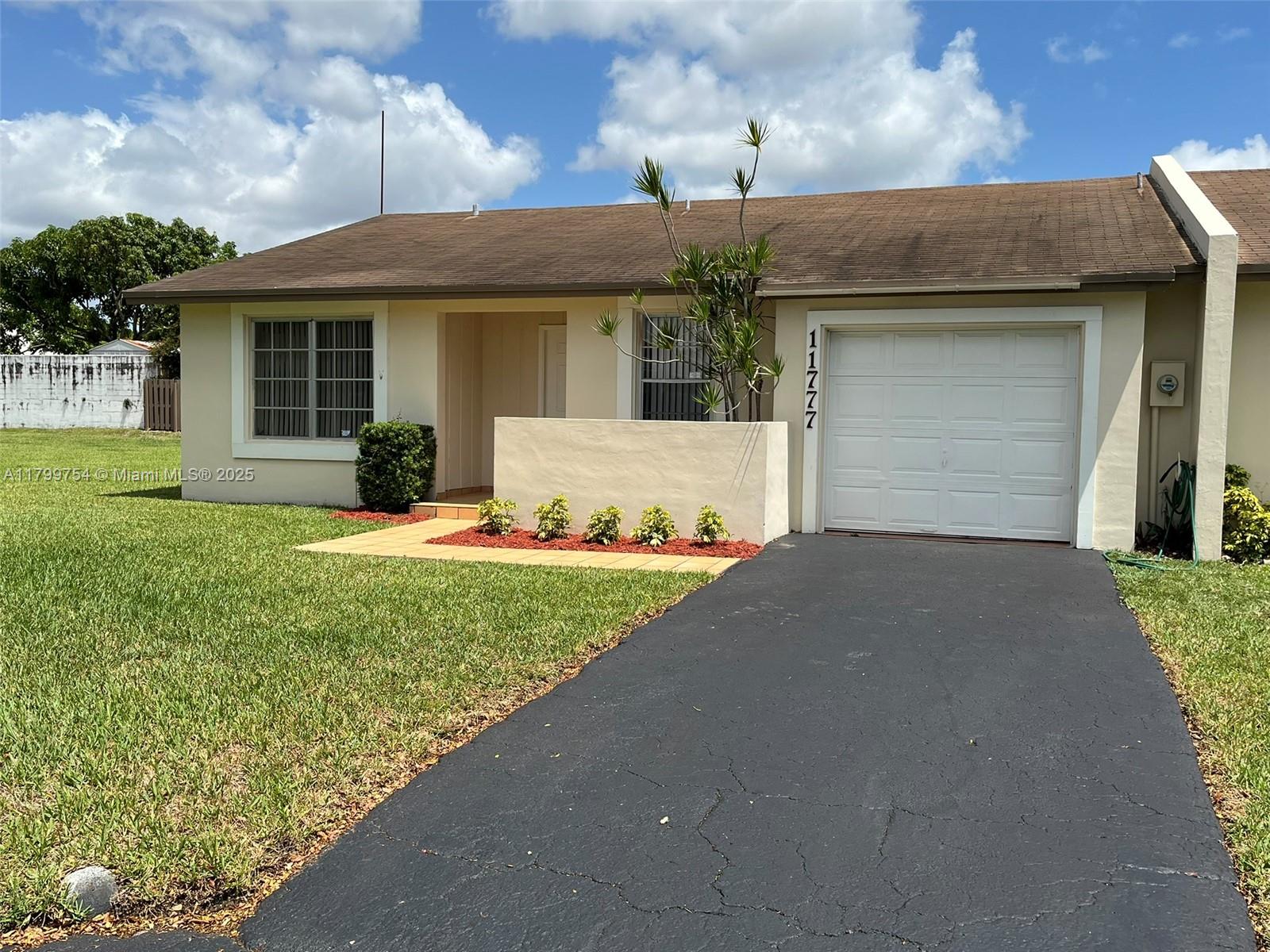 Photo 1 of 11777 Sw 108th Ln, Miami, Florida, $2,900, Web #: 11799754