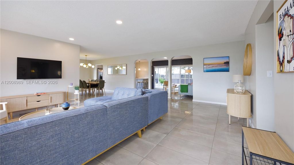 Photo of 609 S Crescent Dr, Hollywood, FL 33021 (MLS # A12008989)