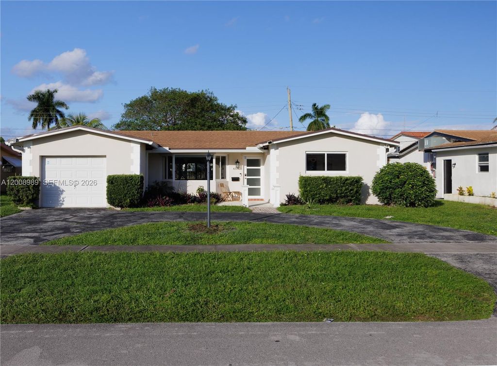 Photo of 609 S Crescent Dr, Hollywood, FL 33021 (MLS # A12008989)