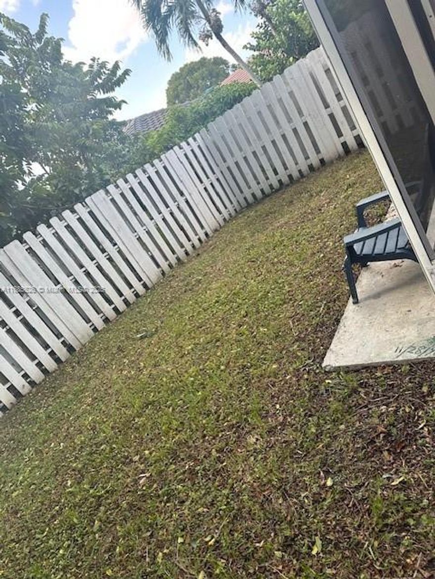 Separate 1/1 on the second floor in a shared home. Looking for roommate (Will have their own 1/1) with shared kitchen and living area. Can be furnished or unfurnished. 1/1 is upstairs.
Shared kitchen with stove, refrigerator and mircowave, shared laundry. Includes choice of three (3) community pools, tennis courts, picketball, beautiful serene walking area. Includes Wifi, Electricity  and Water. Ready to move in. For an additional family member there is the second bedroom at $500 per month so that 2 persons can share the home.