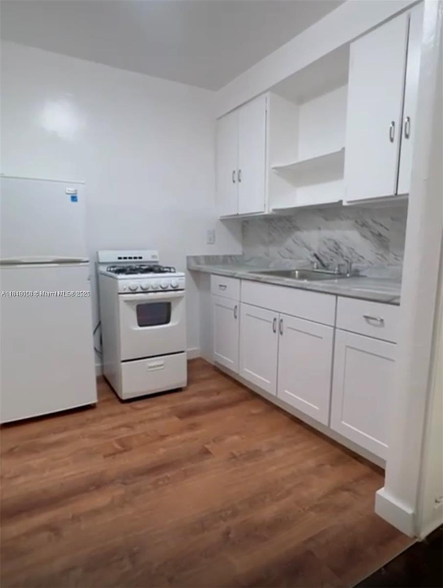 ART DECO APARTMENT HARDWOOD FLOORS 1/2 BLOCK FROM LINCOLN ROAD 3 BLOCKS FROM THE BEACH. REMODELED KITCHEN AND BATHROOM.