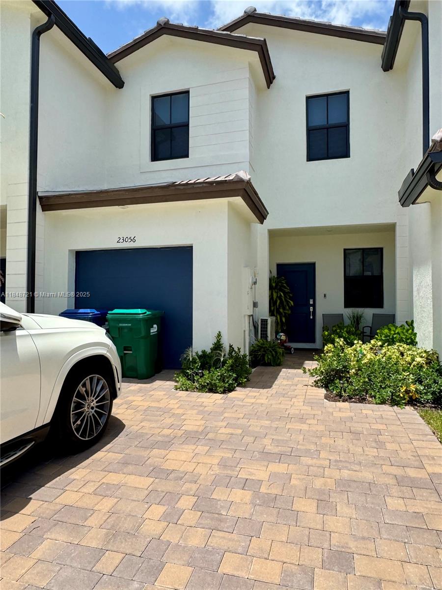 Charming 3 bedroom townhouse in Prime Location. Recently remodeled in the Sienna Community. Perfectly located just minutes from Top-rated schools, grocery stores, and restaurants. This home offers both comfort and convenience, Featuring a spacious layout, modern kitchen, and private outdoor space. Dont miss out on this amazing opportunity.