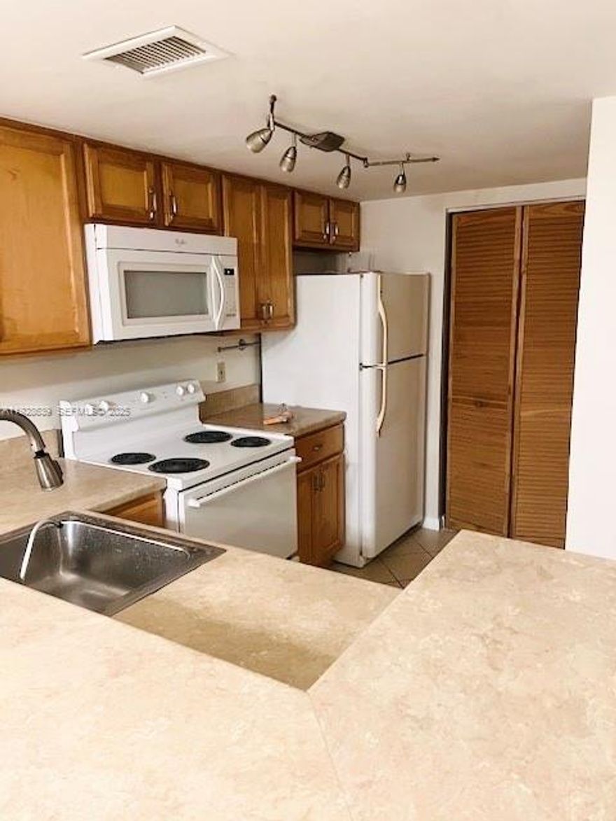 *2/2 ground floor with updated kitchen 
*close to shopping, Starbucks,winn dixie,publix,restaurants,sawgrass,highways
*Community amenities 2 pools,tennis court, bar b que grills in designated areas, fitness room
*Tenants are welcome to use the existing W/D in the laundry closet, but the owner does not maintain the cost throughout the lease.
*Apartment is renting in an "AS IS" condition with existing appliances, paint, tiles, kitchen cabinets etc