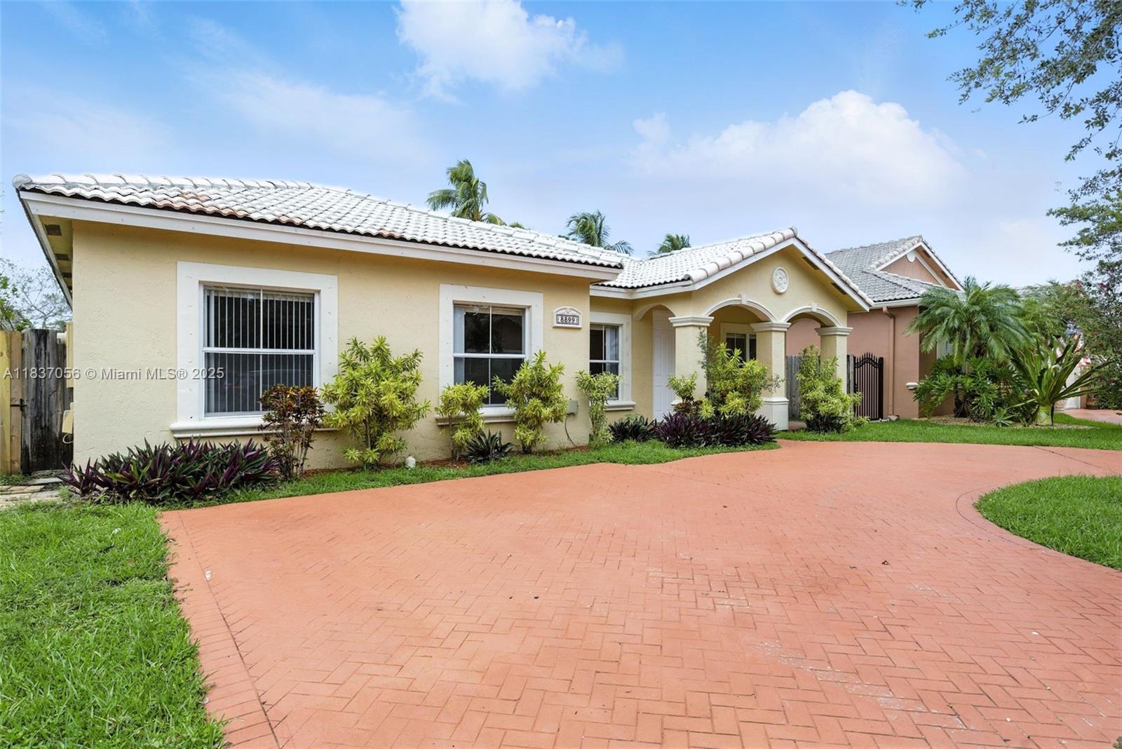 8899 NW 169th Ter, Hialeah, FL, 33018/$700,000 2 8899 NW 169th Ter