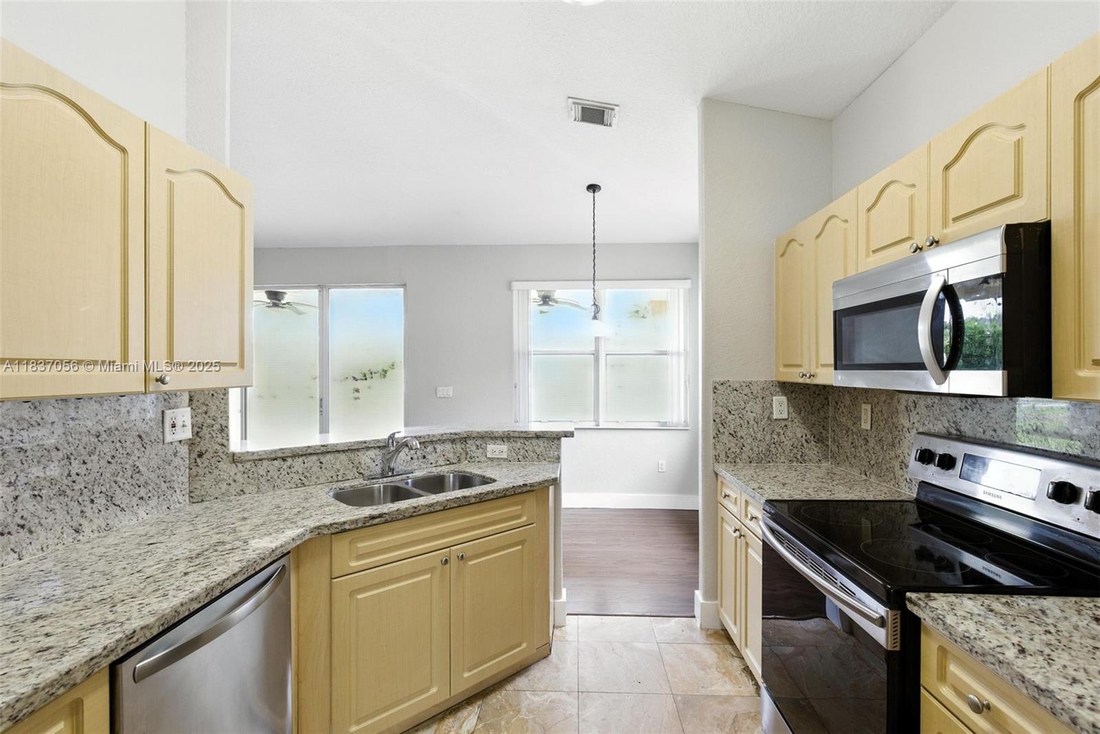 8899 NW 169th Ter, Hialeah, FL, 33018/$700,000 3 8899 NW 169th Ter